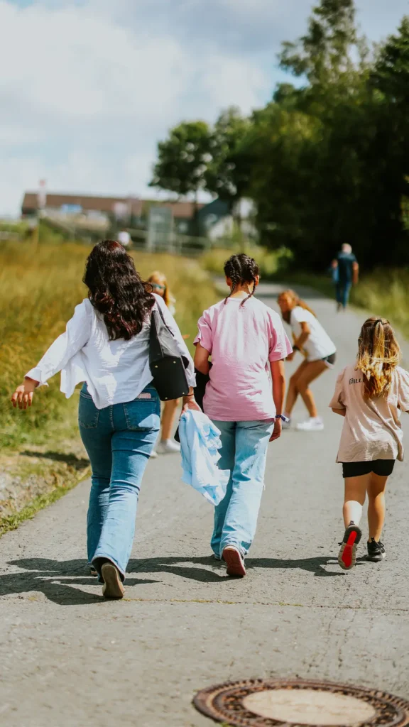 Kinder laufen einen Weg entlang