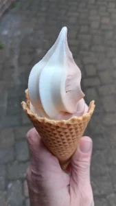 Eine Hand hält ein Softeis in einer Waffel