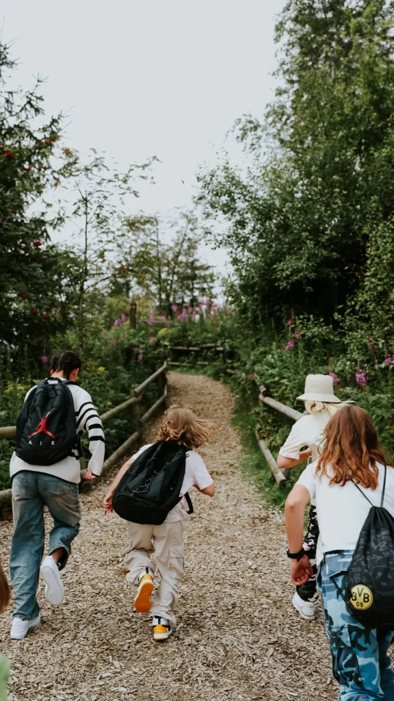 Kinder rennen einen Weg hinunter