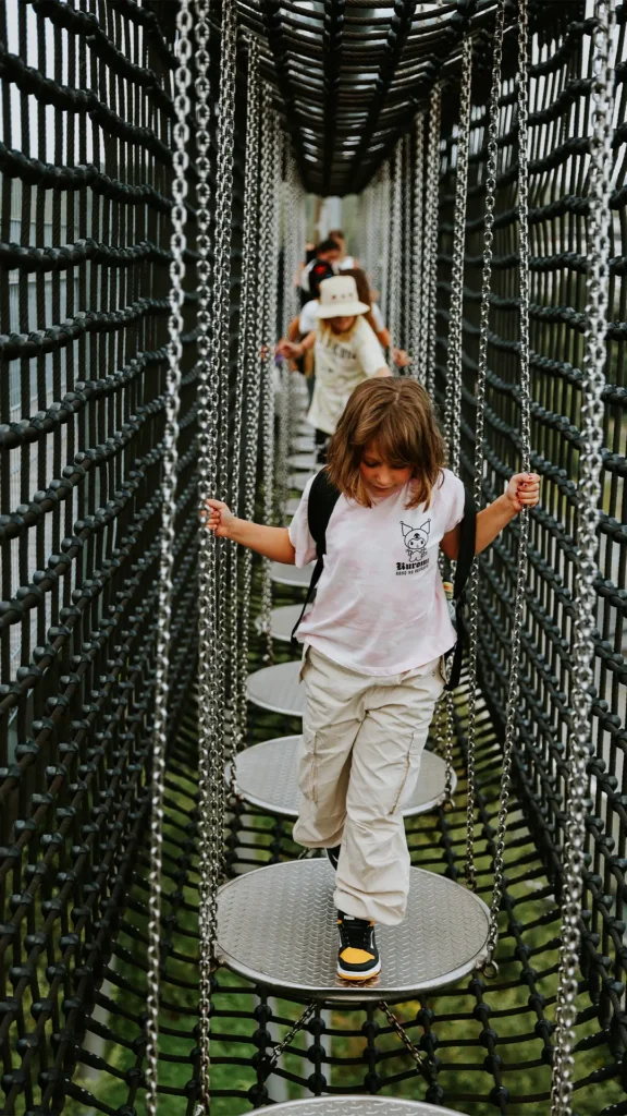 Kinder klettern durch einen Kletterpark