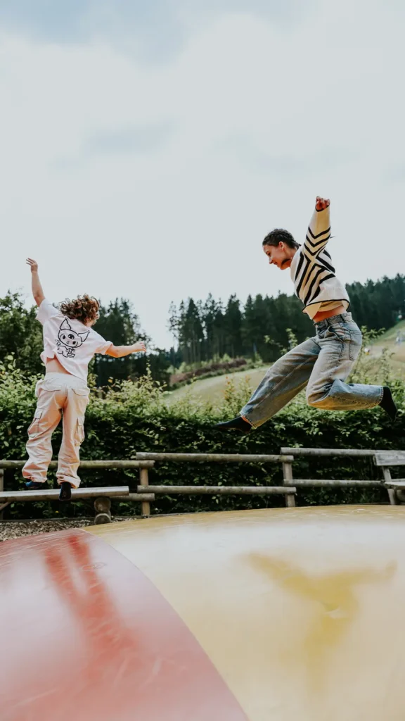 Zwei Kinder springen auf einem Trampolin