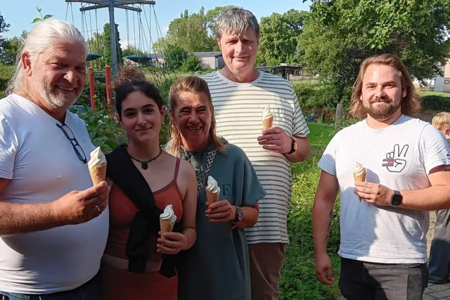 Personen posieren für ein Foto mit jeweils einem Eis in der Hand