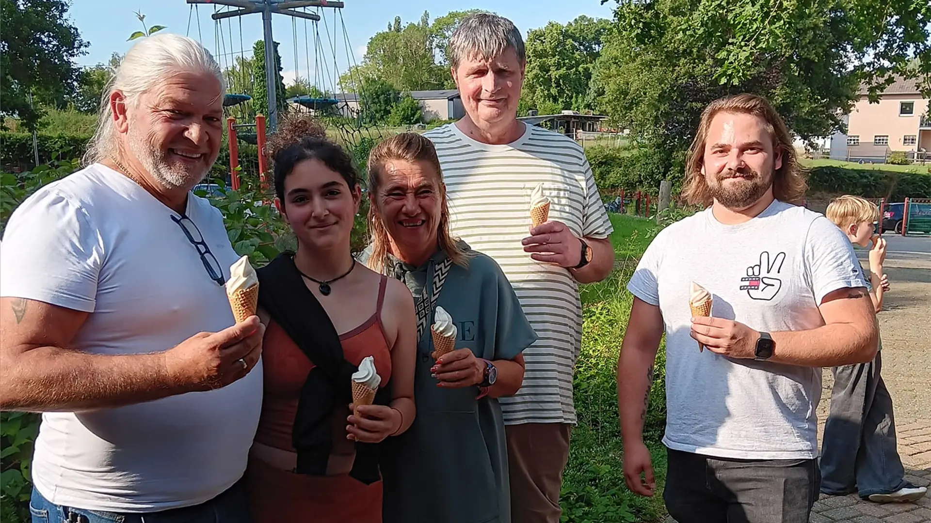 Personen posieren für ein Foto mit jeweils einem Eis in der Hand