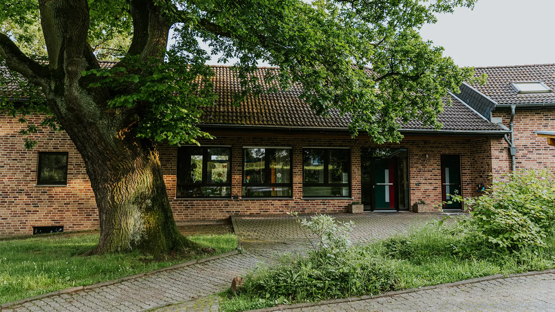 Backsteingebäude mit einem Baum davor