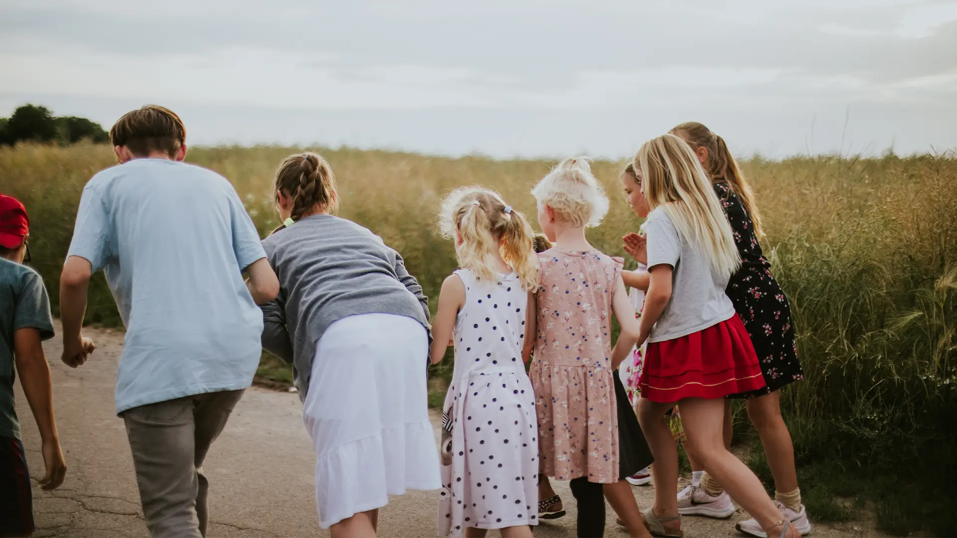 Mehrere Kinder machen sich bereit für ein Wettrennen