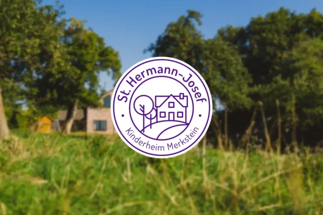 Logo des Kinderheims Merkstein auf einem Bild vom Kinderheim