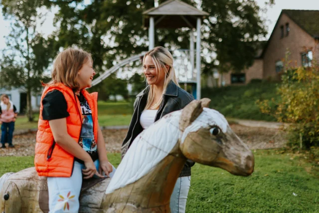 FSJ im Kinderheim. Junge Frau spielt mit Kind in Merkstein