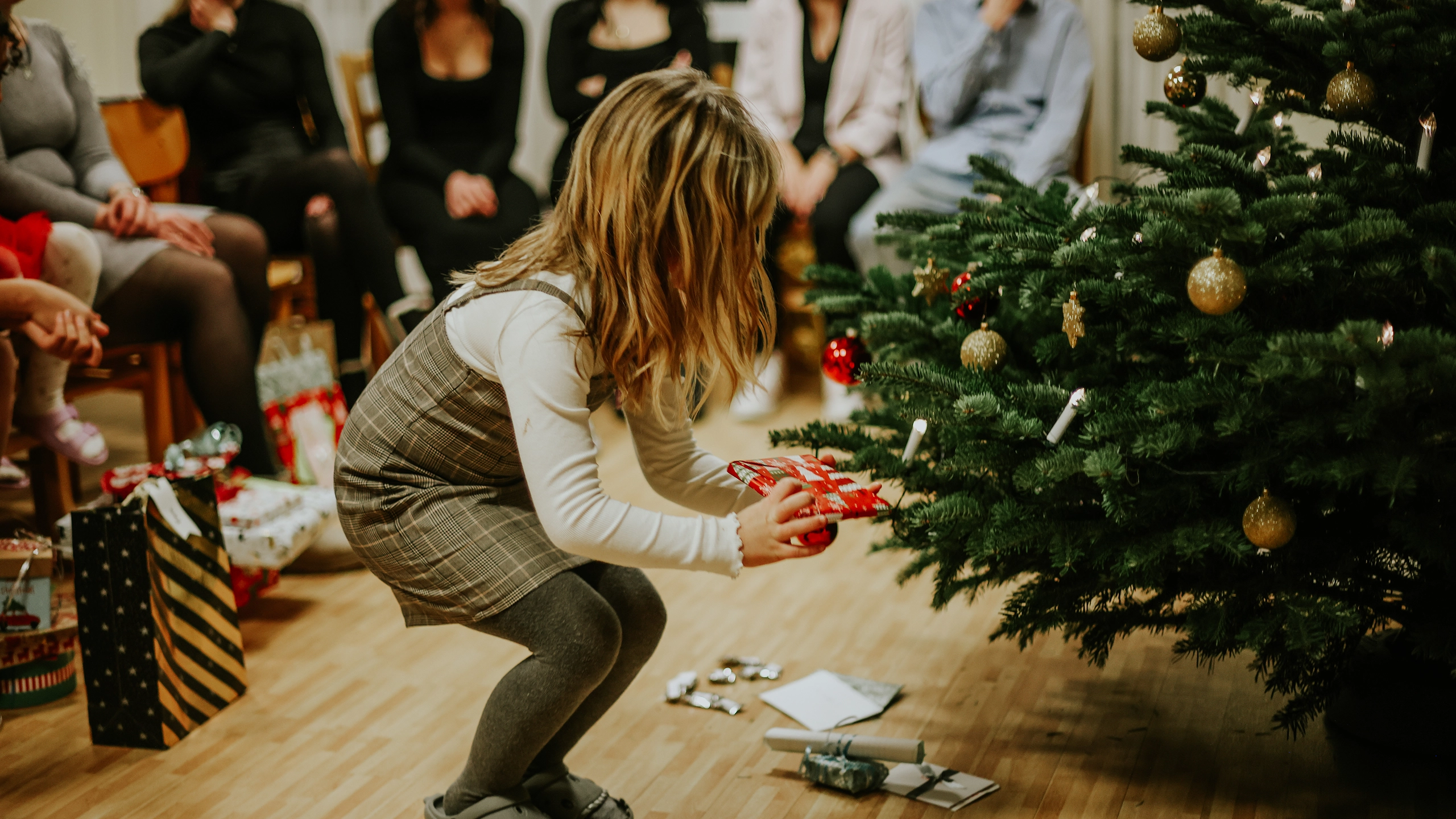 ein Mädchen übergibt ein Geschenk