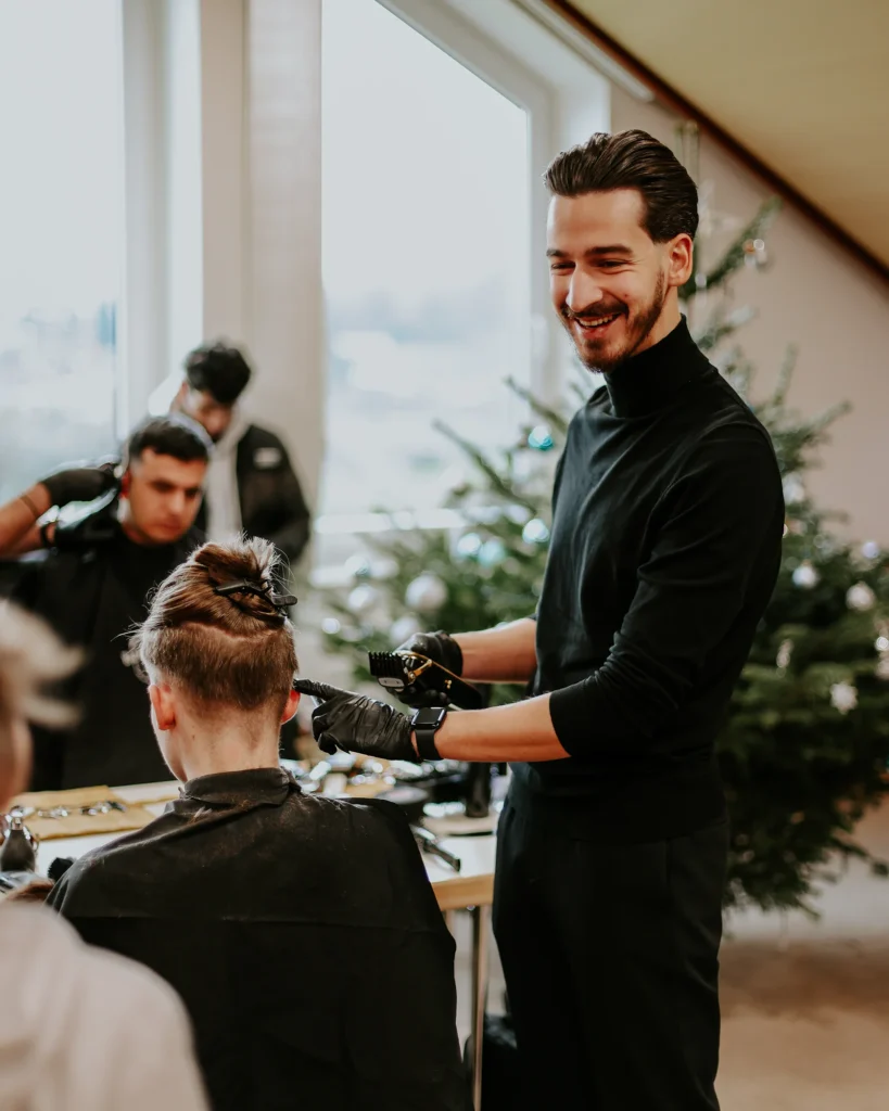 Friseur unterhält sich mit Kindern des Kinderheimes