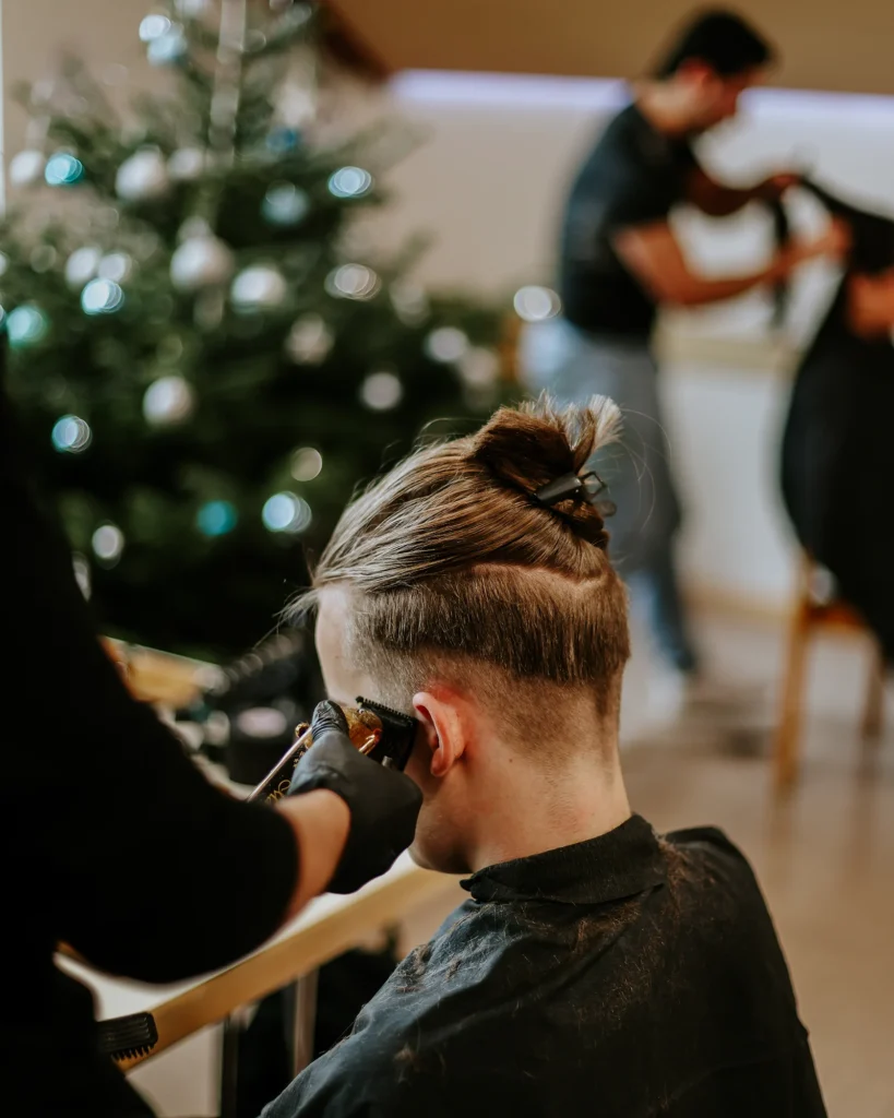 Friseur schneidet Jungen im Kinderheim die Haare