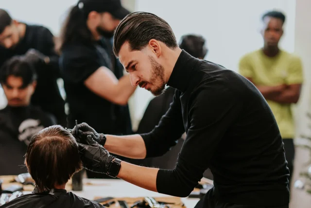 friseur der baderknechte aachen schneidet kind die haare