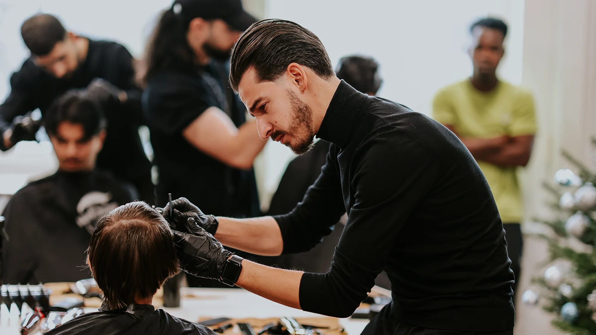 friseur der baderknechte aachen schneidet kind die haare