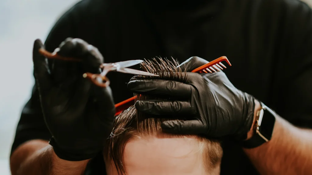 ein haarschnitt für ein kind aus dem kinderheim merkstein