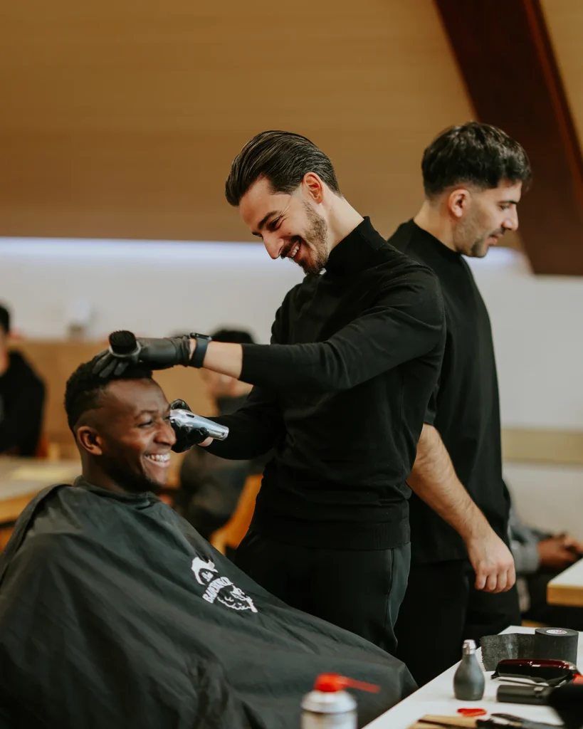 Friseur der Baderknechte schneidet Haare