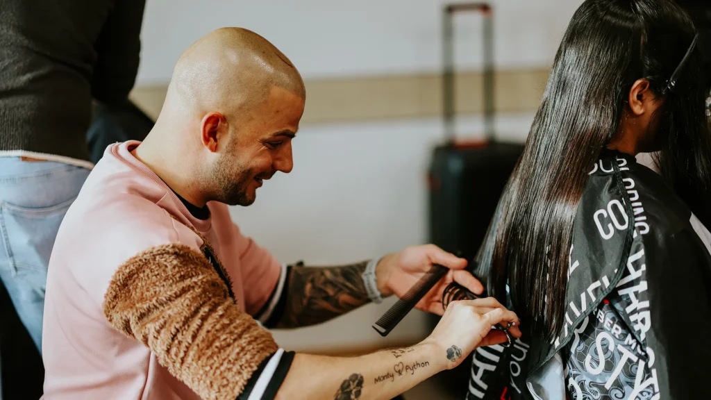 voller freude bekommt ein kinderheim kind die haare geschnitten