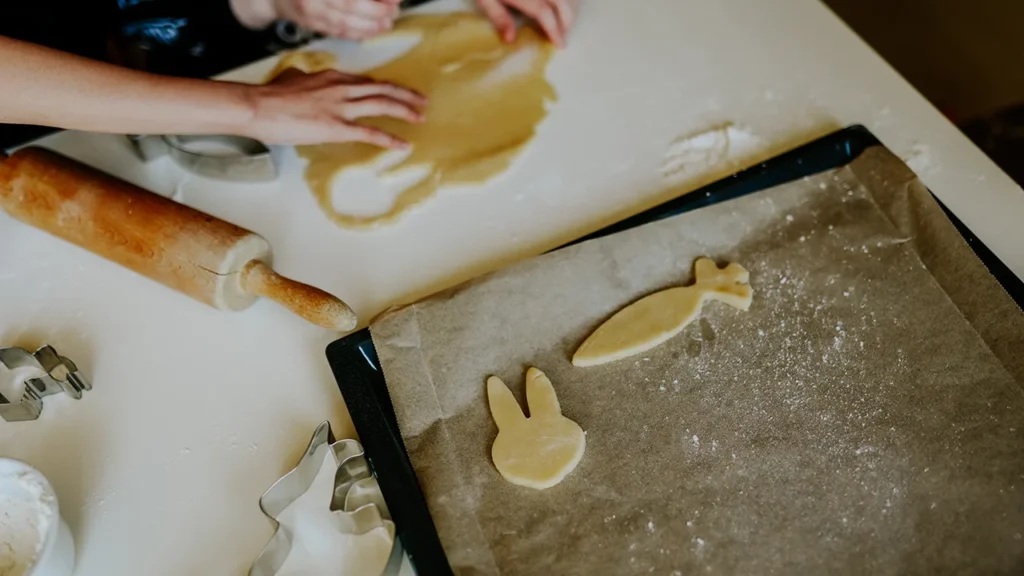 Kinder backen Kekse – fröhliches Backen mit Kindern